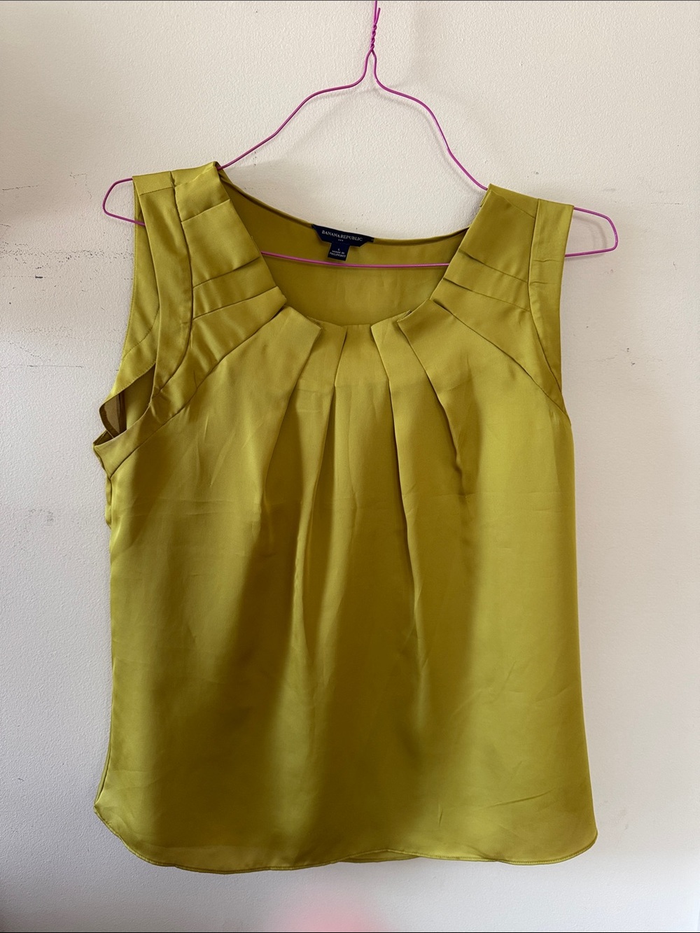Banana Republic Olive Green Pleated Scoop Neck Sleeveless Blouse L